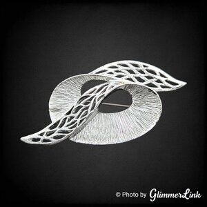 Vintage Celebrity NY Abstract Textured Swirl Ribbon Silver Tone Brooch